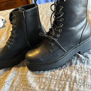 Combat boots